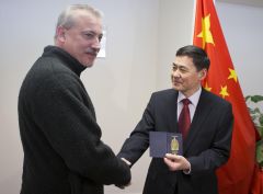 (锐视角)(2)中国驻加拿大使领馆开始签发10年多