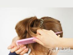 <em>头发</em>少<em>怎么</em>办 巧用梳子<em>梳出蓬松</em>造型 -手机和讯